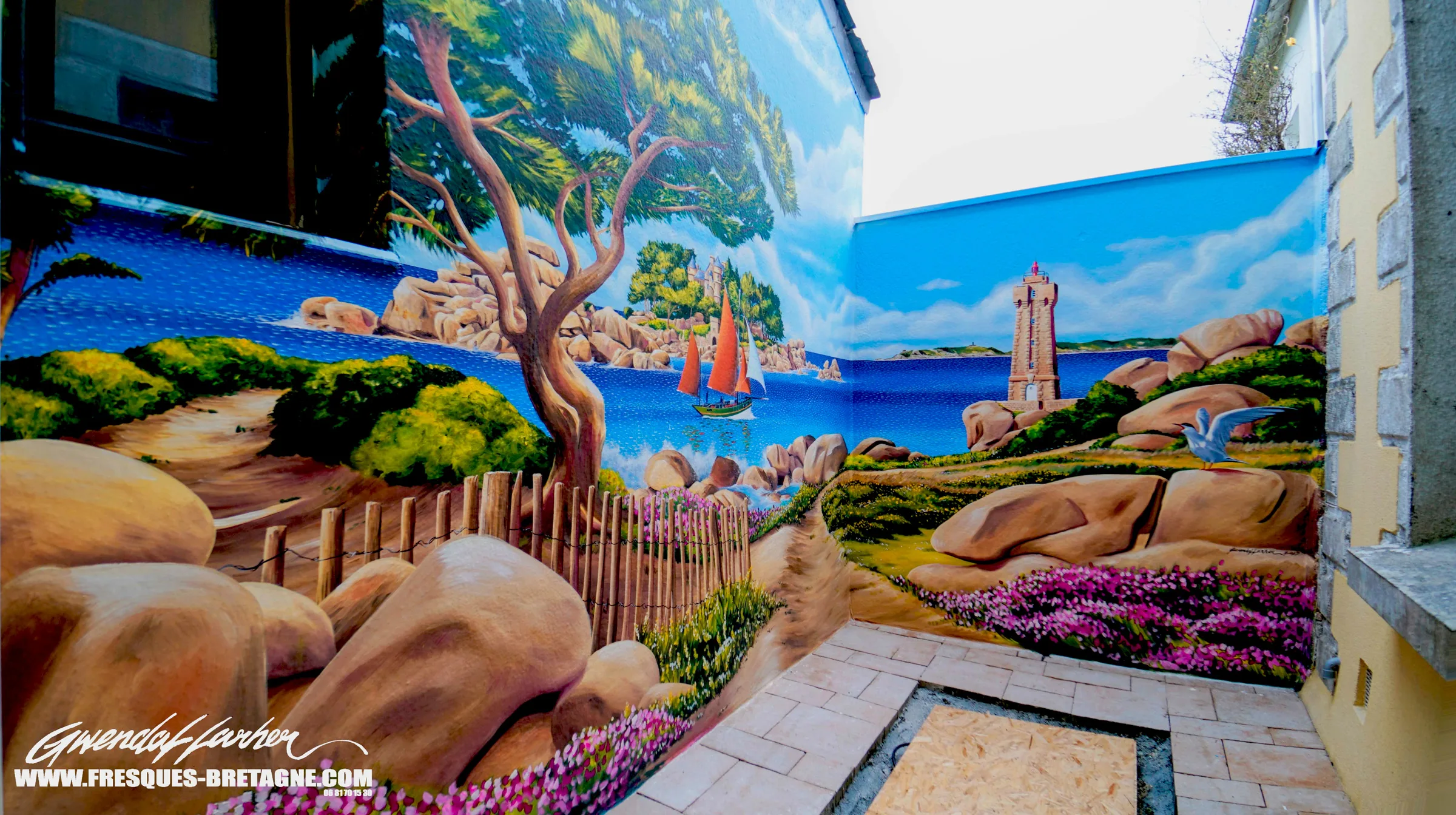 Fresque en trompe-l'œil, paysage maritime et phare de Men Ruz, décoration de patio à Ploumanac'h
